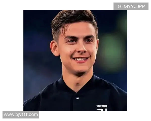 足球女球星童年时期的可爱头像照片展示与成长历程回顾